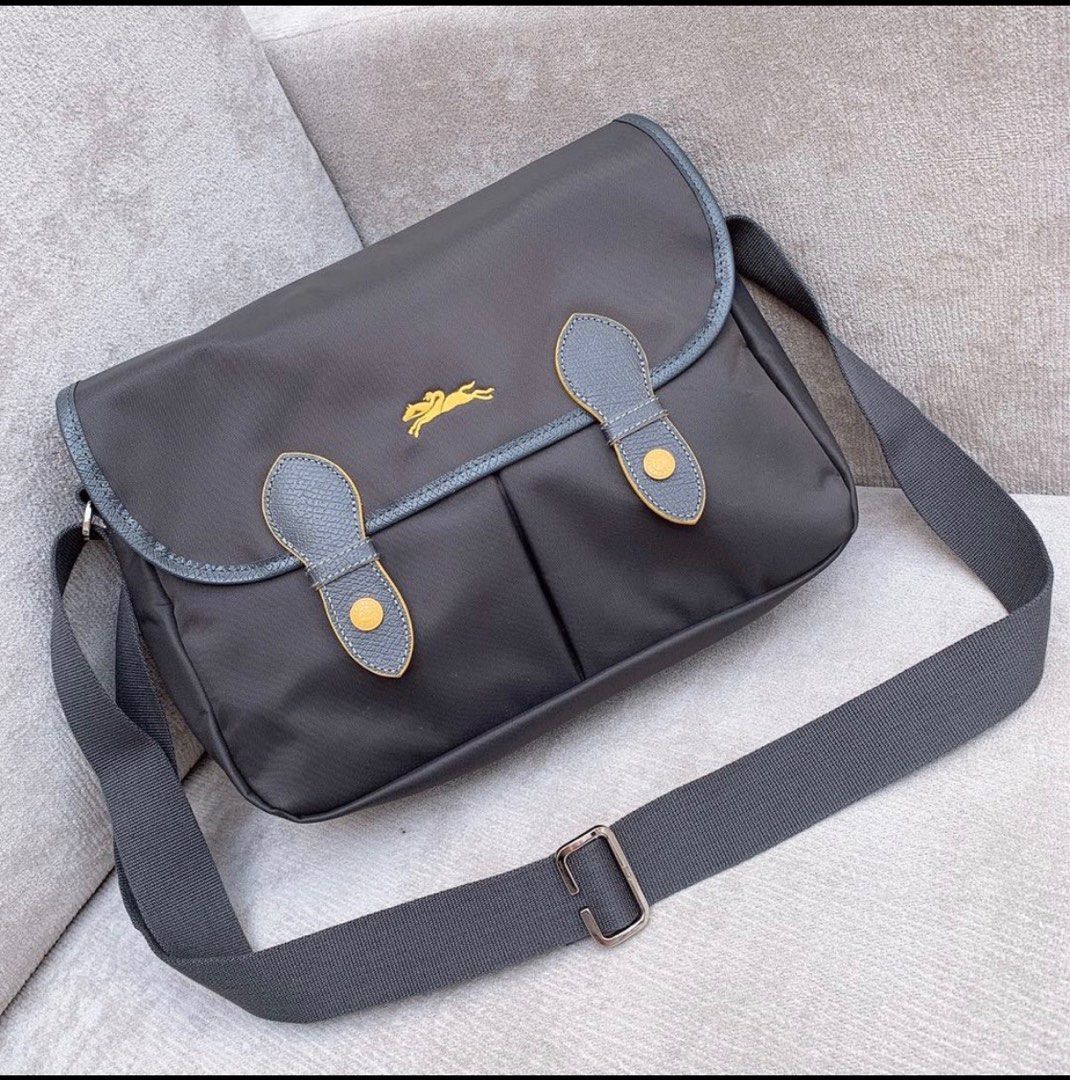 Authentic] Longchamp Le Pliage Hobo Bag in Black (Nylon), Women's Fashion,  Bags & Wallets, Cross-body Bags on Carousell