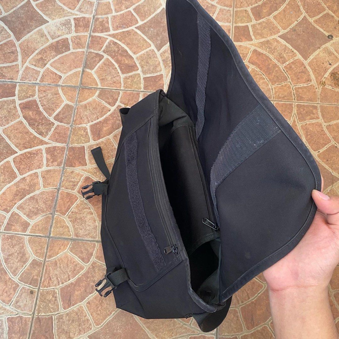carhartt-parcel-bag-men-s-fashion-bags-sling-bags-on-carousell