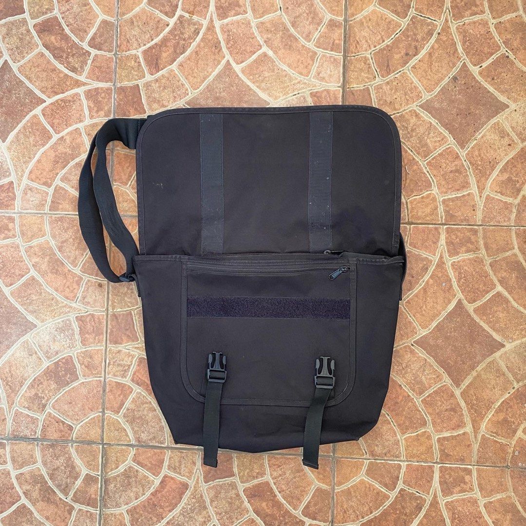 carhartt-parcel-bag-men-s-fashion-bags-sling-bags-on-carousell