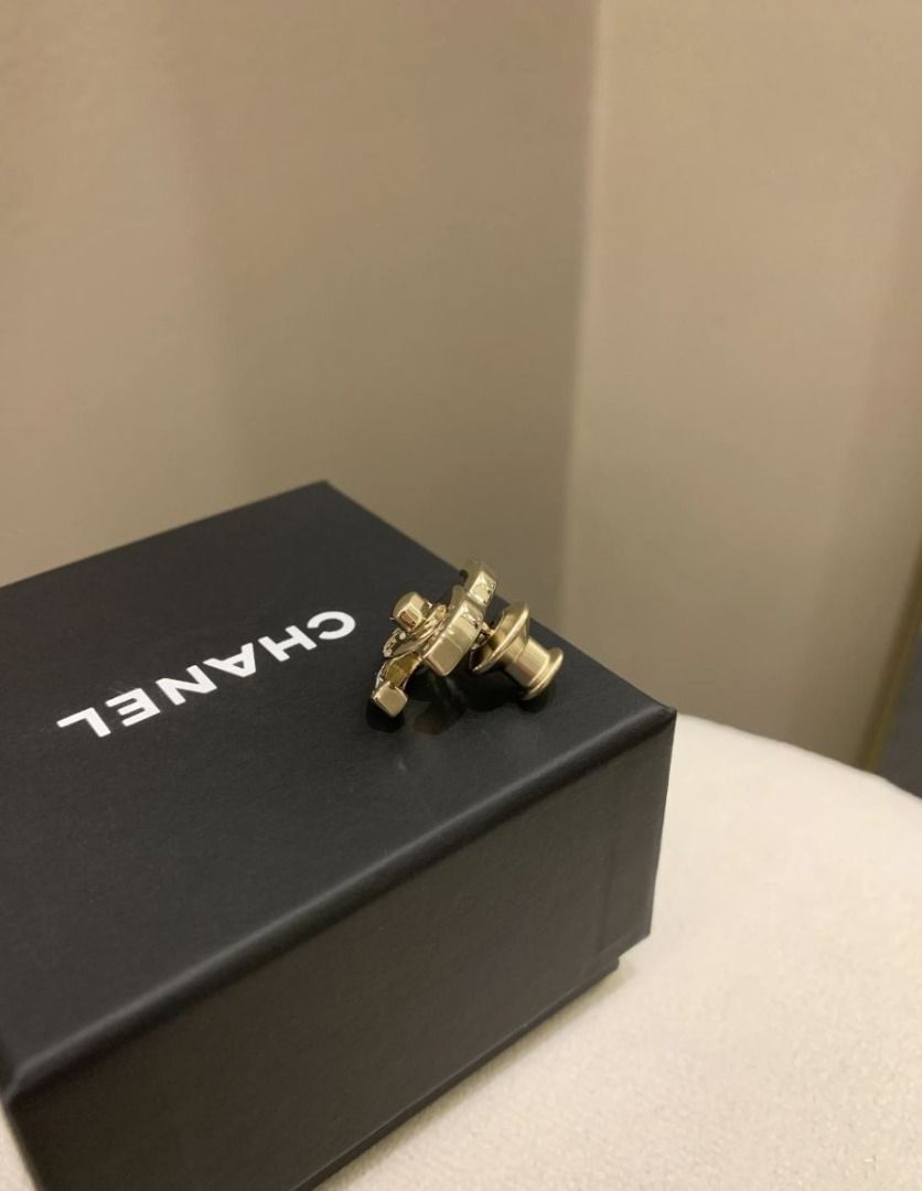 Chanel discount turnlock brooch