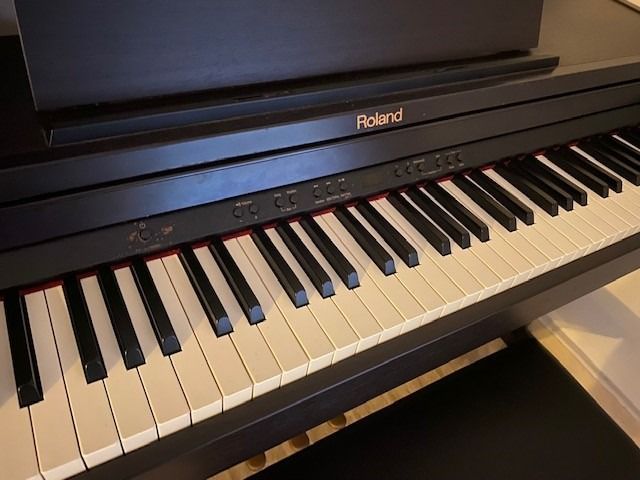 Digital Piano Roland RP401R to sell with bench
