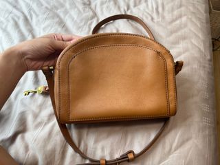 Mia Battina crossbody leather bag in like new condition in 2023  Black  leather crossbody bag, Leather crossbody purse, Leather bag