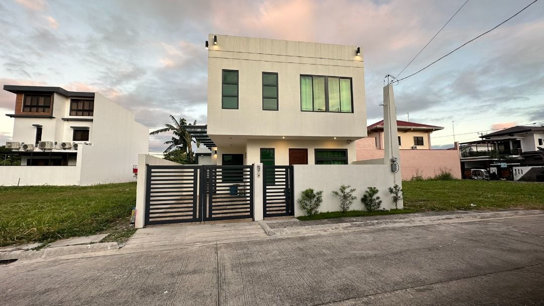 GOOD DEAL 3 Bedroom Sta Rosa Laguna House and Lot FOR SALE Villa