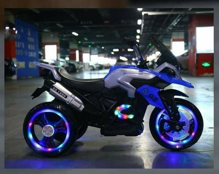 Gs1200 (Category: Strollers) located in Manila. Submitted by saguittarian06 (Listing ID 1223079297, Image 3). Description: GS1200 RS：3300 W/usb/mp3/ leather seats light golong 1-7y/0 Blue red white.