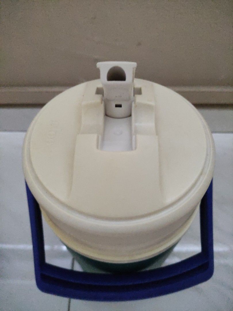 Igloo flip spout jag, Sports Equipment, Hiking & Camping on Carousell