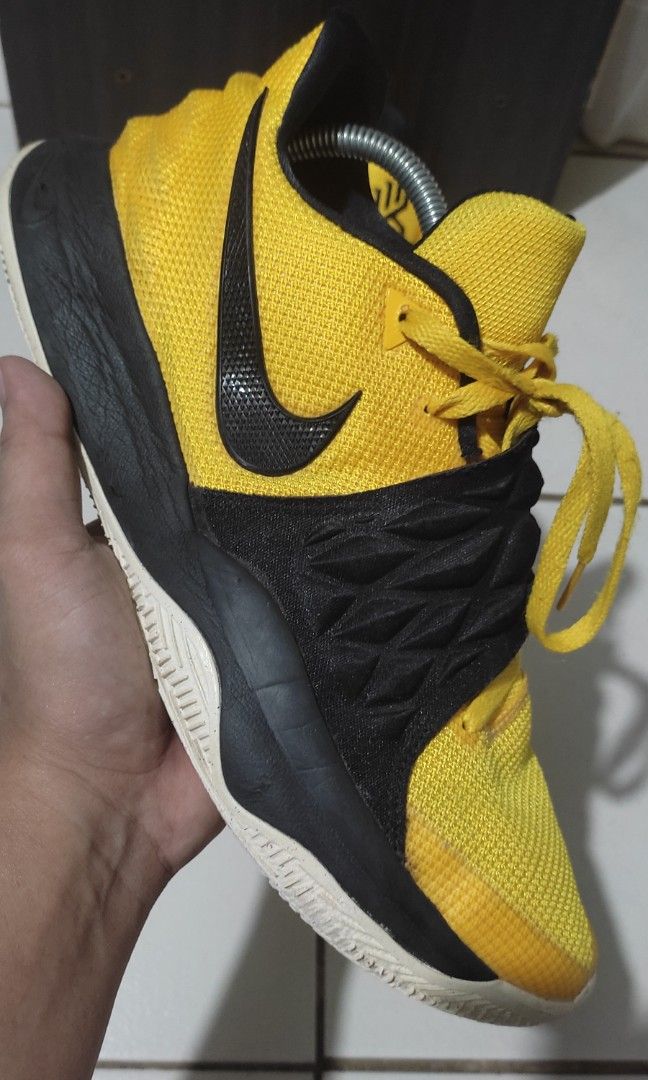 Kyrie low Amarillo, Men's Fashion, Footwear, Sneakers on Carousell