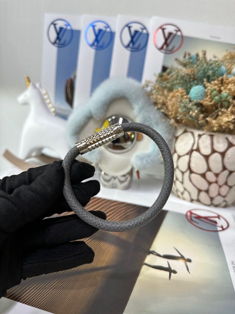 Louis Vuitton Grey Taiga Leather Digit Bracelet in Metallic