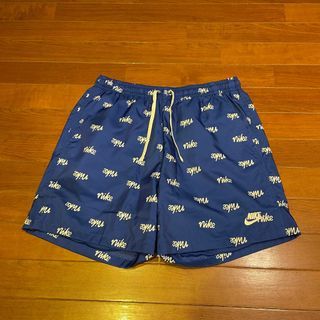 Nike NSW Woven 日本限定 男運動休閒滿版草寫Logo短褲 膝上版剪裁 防潑水透氣網眼內裡 ACG可參考 L