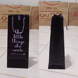 Paperbag The Little Things She Needs (15x37x12cm) Ori