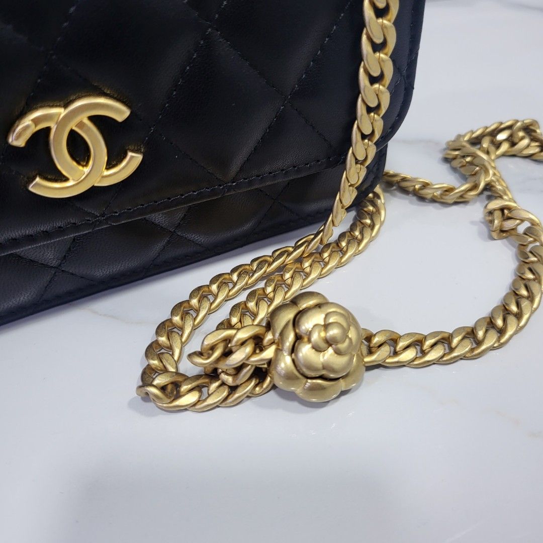 可簽卡+0%」Chanel Small Bag Woç 山茶花黑色羊皮金扣, 名牌, 手袋及銀包- Carousell