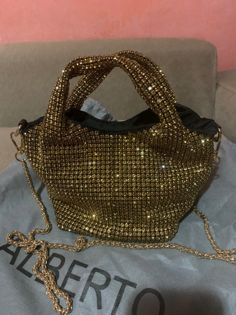 Albertos crystal bag (Category: Luxury Bags & Wallets) located in San Juan City. Submitted by ywkly (Listing ID 1223328419, Image 1). Description: Orig prize 5000.