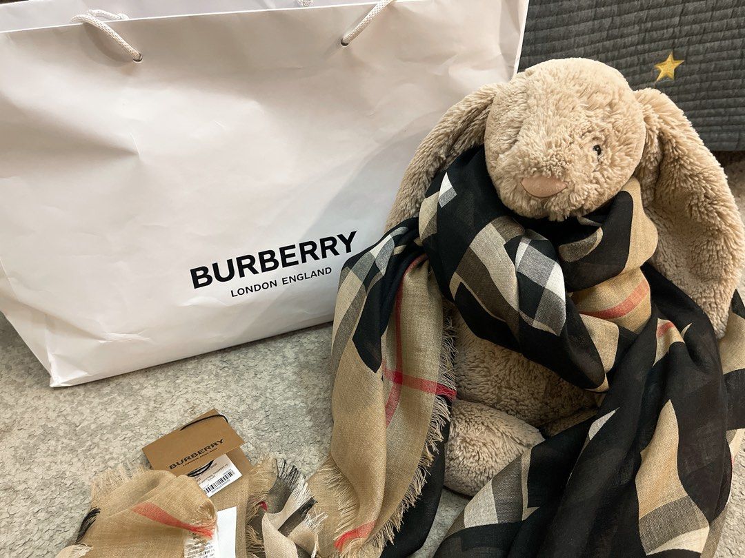 Authentic】Brand New Burberry classic wool silk scarf, Women's Fashion,  Watches & Accessories, Scarves on Carousell