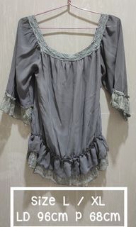 Baju atasan blouse rumbai Korea, bekas, no minus 
Size : L / XL
LD 96cm P 68cm