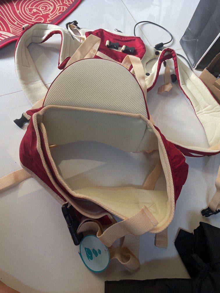 Brandnew Carrier (Category: Carriers & Slings) located in Quezon City. Submitted by alluxery (Listing ID 1223240823, Image 1). Description: Brandnew carrier hindi nagamit ni baby gift lang po ito malaki na po siya nung binigay ito kaya ayaw na niya mag pa carrier.