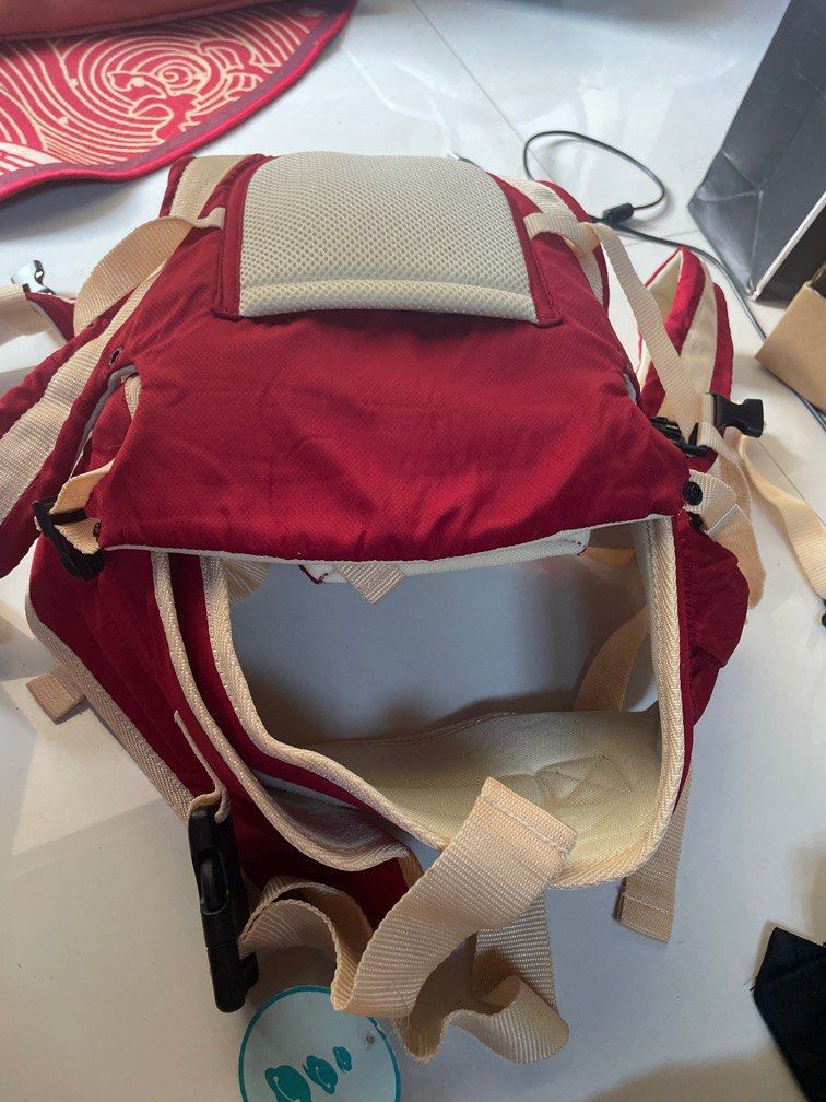 Brandnew Carrier (Category: Carriers & Slings) located in Quezon City. Submitted by alluxery (Listing ID 1223240823, Image 2). Description: Brandnew carrier hindi nagamit ni baby gift lang po ito malaki na po siya nung binigay ito kaya ayaw na niya mag pa carrier.