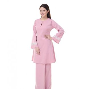 (Category: ) located in . Submitted by Clearingwardrobe (Listing ID 1223229533, Image 1). Description: .