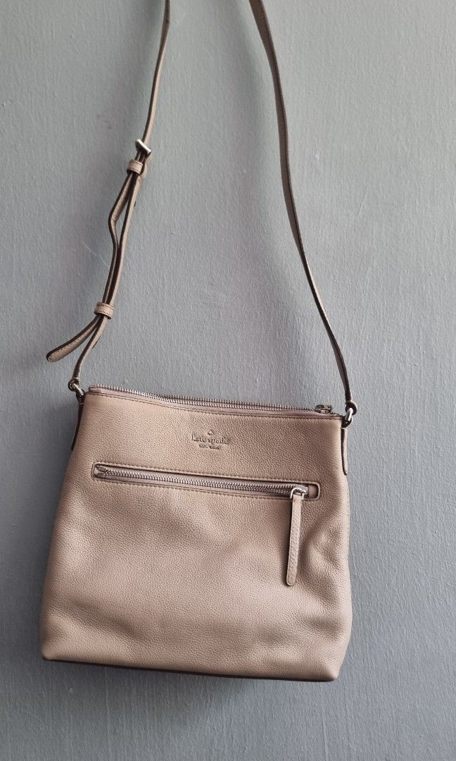 Kate Spade Bag (Category: Bags & Wallets) located in Singapore. Submitted by unifbab (Listing ID 1223242333, Image 1). Description: No obvious defects. Doesn't come with dustbag. ONLY meet-up..