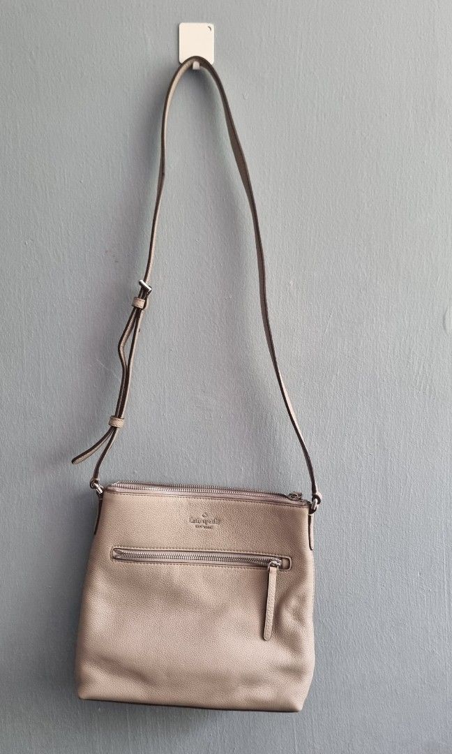 Kate Spade Bag (Category: Bags & Wallets) located in Singapore. Submitted by unifbab (Listing ID 1223242333, Image 2). Description: No obvious defects. Doesn't come with dustbag. ONLY meet-up..