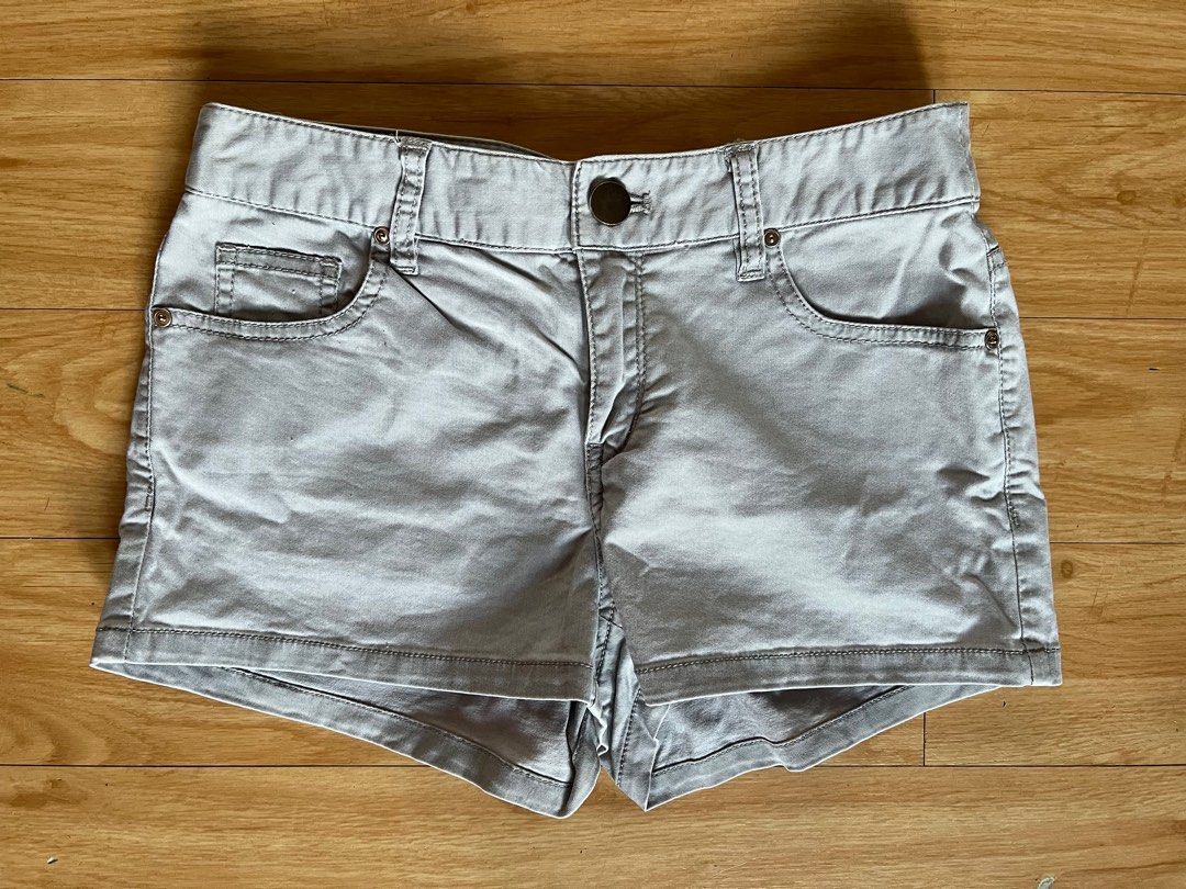 Light ash grey shorts (Category: Shorts) located in Manila. Submitted by jessrosete (Listing ID 1223294726, Image 1). Description: .
