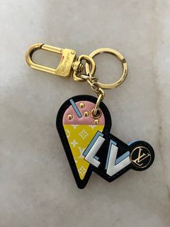 🔥RRP $1290🔥 💖 💯 Authentic Louis Vuitton LV Gold Plated Monogram Bag  Charm / Bracelet with Hearts and Gold Chain Hardware 💖, Women's Fashion,  Jewelry & Organisers, Bracelets on Carousell