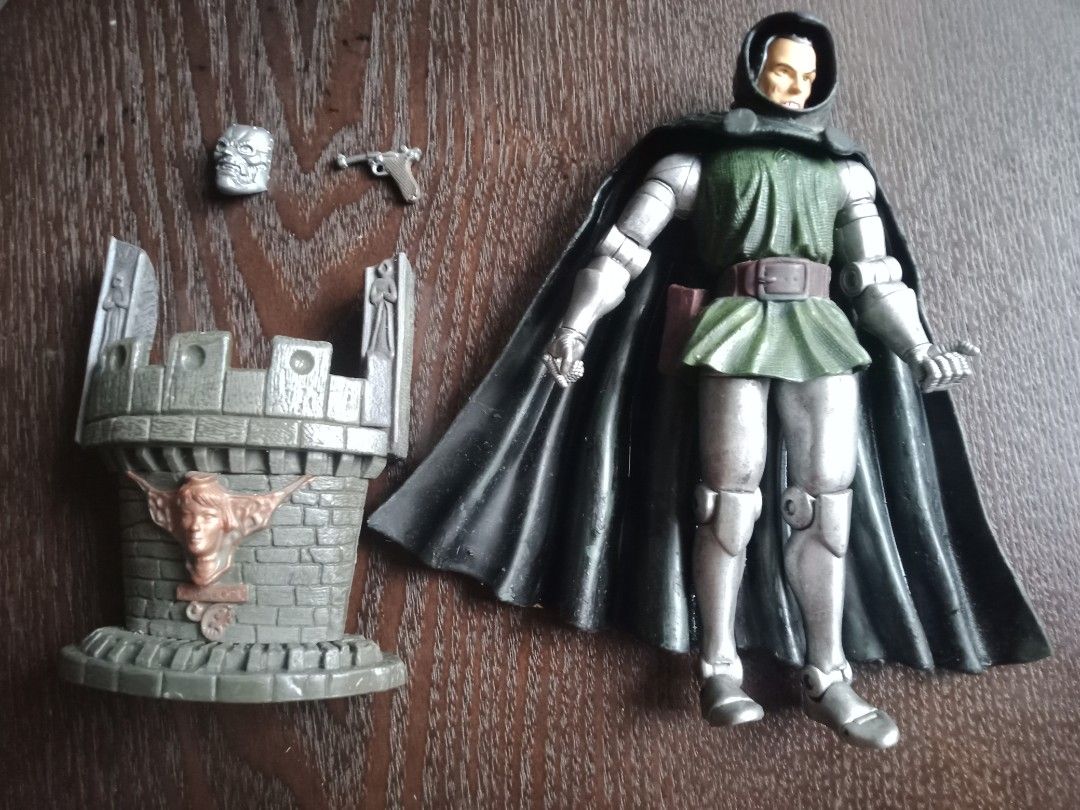 Marvel Legends: Dr Doom , 2002 by Toy Biz (Category: Figurines & Statues) located in Naga. Submitted by sir_duke71 (Listing ID 1223388685, Image 2). Description: Marvel Legends: Dr Von Doom, 2002 Toybiz - w complete accessories (Mask, gun and diorama) - tight joints.