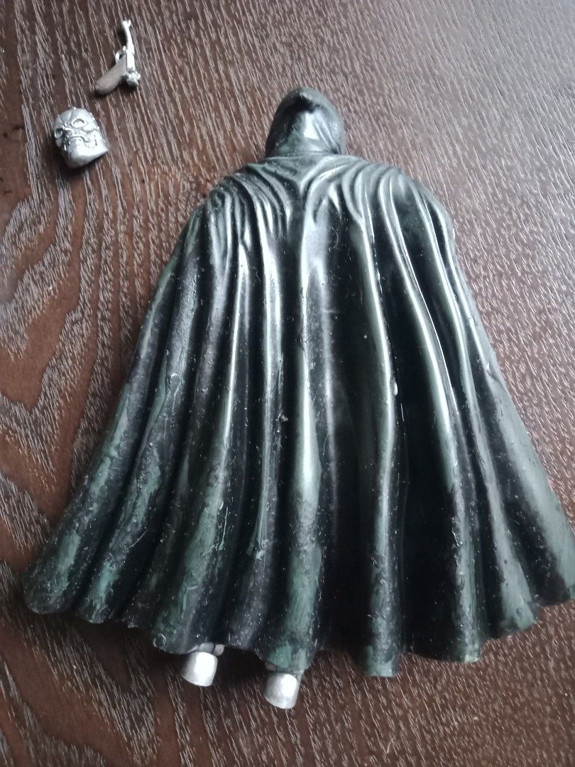 Marvel Legends: Dr Doom , 2002 by Toy Biz (Category: Figurines & Statues) located in Naga. Submitted by sir_duke71 (Listing ID 1223388685, Image 3). Description: Marvel Legends: Dr Von Doom, 2002 Toybiz - w complete accessories (Mask, gun and diorama) - tight joints.