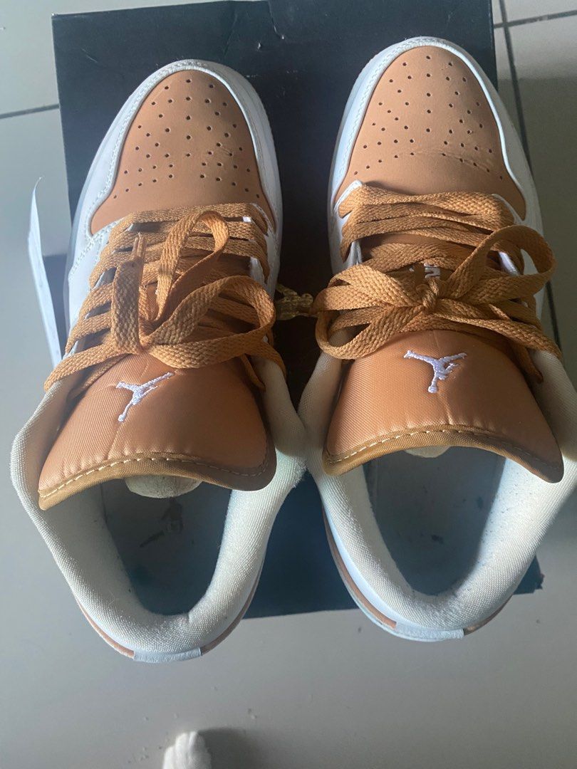 tan nike air jordan