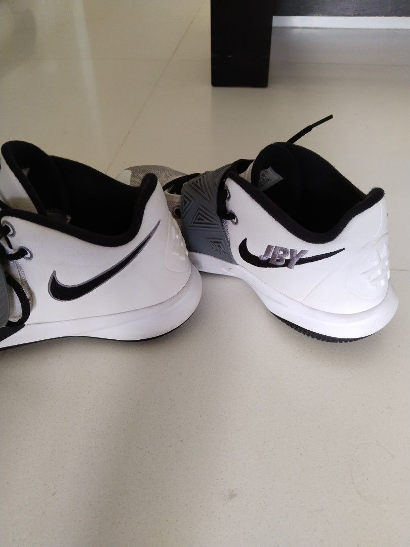 White kyrie sales flytrap basketball shoes