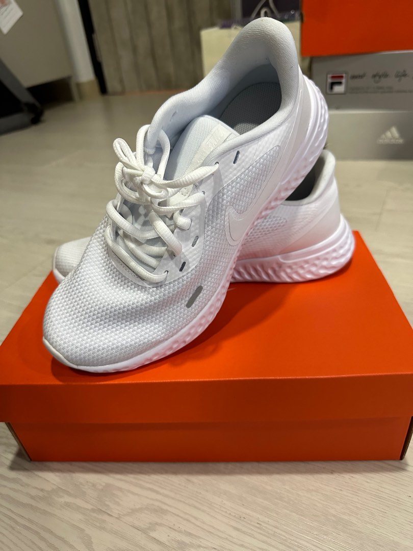 white nike sneakers dsw