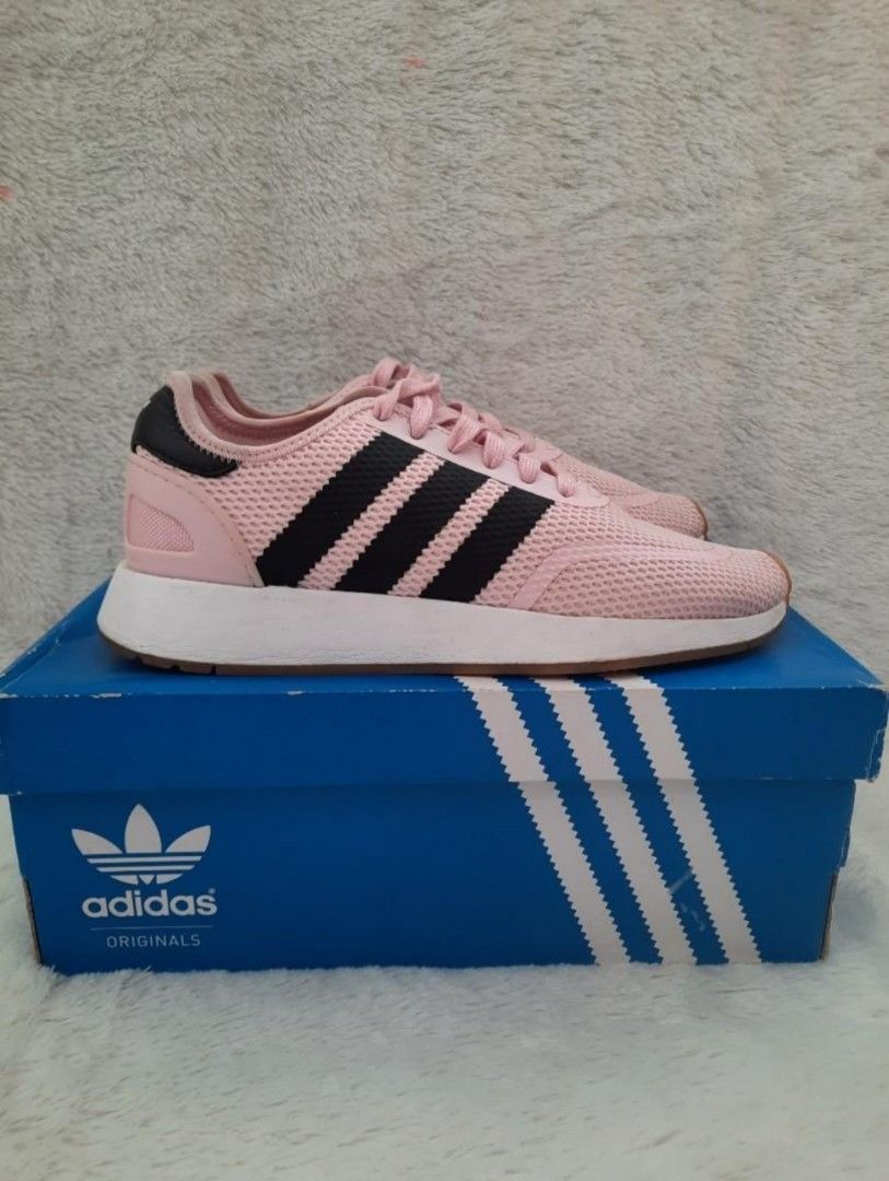 Foto sepatu shop adidas warna pink