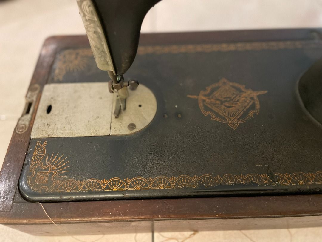 Vintage Singer Sewing Machine with case 1920's design The Singer