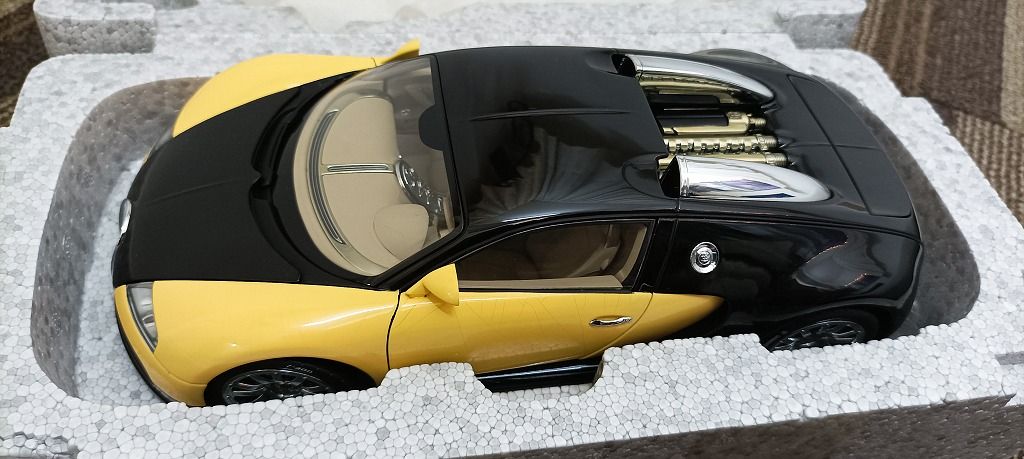 1:18 Autoart Bugatti EB 16.4 Veyron Show Car Black/Yellow 布加迪