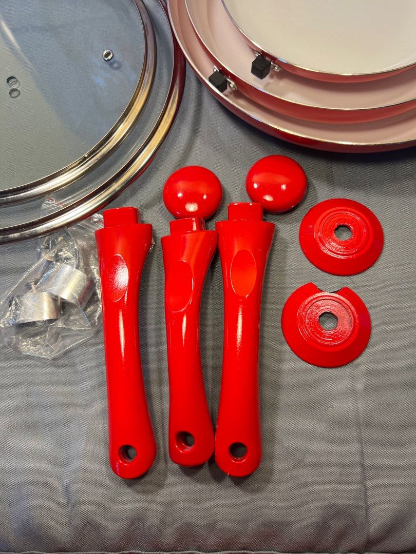 5pcs Ceramic Pan (Category: Cookware & Accessories) located in Quezon City. Submitted by lucas_luxuries (Listing ID 1223510745, Image 3). Description: Unused Issue: Nasa pic po yung may konting basag.