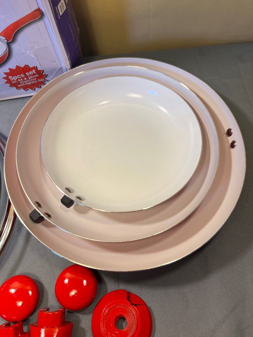 5pcs Ceramic Pan (Category: Cookware & Accessories) located in Quezon City. Submitted by lucas_luxuries (Listing ID 1223510745, Image 2). Description: Unused Issue: Nasa pic po yung may konting basag.