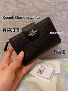 ✅香港現貨✅即買即寄唔洗等✅ 靚價$6xx  🌹Coach signature Medium wallet with dark black color 😎全黑色😎防刮皮兩摺中銀包 ,有散子位,有紙弊位,有相位,金扣,好靚呀!全黑色一減價即刻比人買晒㗎!64227740460674110