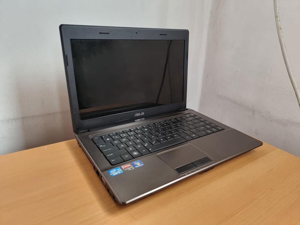 Asus X44H I3-2350M 4GB Ram 120GB SSD 1GB AMD Radeon HD 7400M.