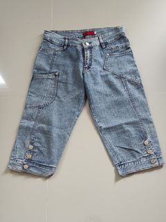 Celana jeans 3/4 bekas layak pakai
Size L (size 30)