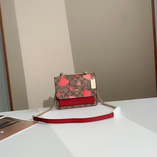 COACH: CH521 Klare flap chain organ bag old flower with strawberry, limited series strawberry 🍓 color matching, super cute color system, can be worn on one shoulder or slanted, white with strawberry 🍓 super color Size: 18, 6, 15