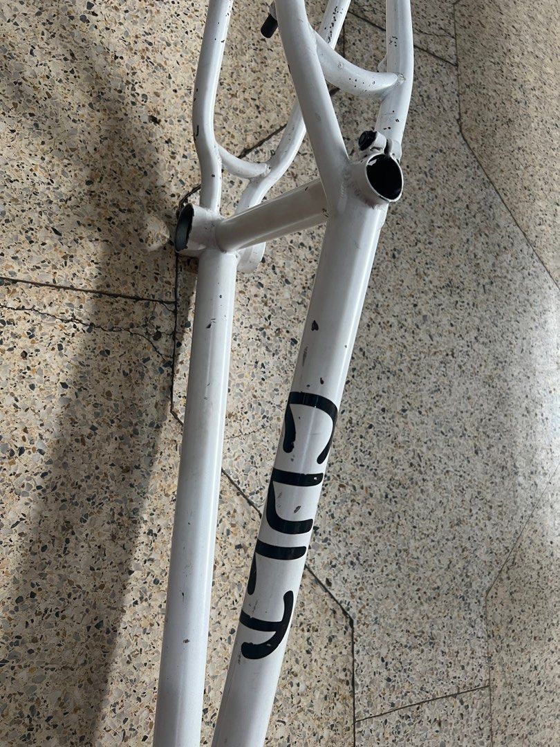 White shop cult frame