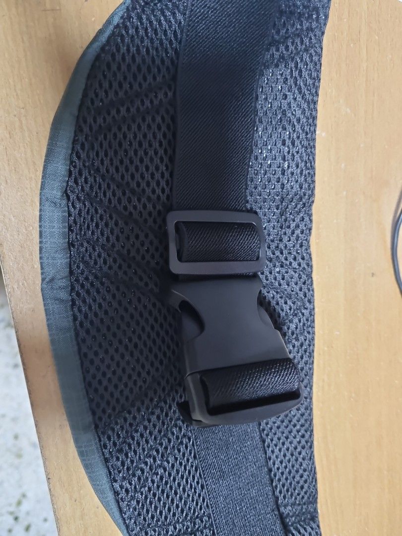 Exercise Pouch Bag (Category: Belt bags, Clutches and Pouches) located in Singapore. Submitted by fluffikek (Listing ID 1223504021, Image 2). Description: small pouch that is a good size for running. selling as it was not what I wanted..