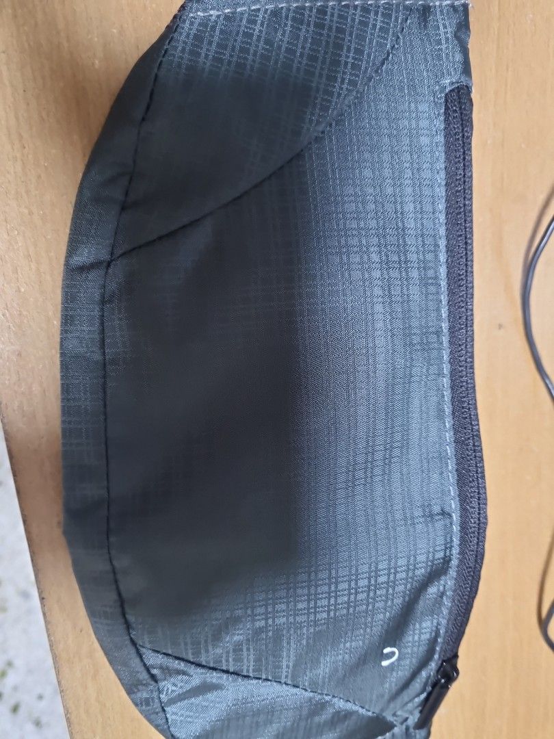 Exercise Pouch Bag (Category: Belt bags, Clutches and Pouches) located in Singapore. Submitted by fluffikek (Listing ID 1223504021, Image 1). Description: small pouch that is a good size for running. selling as it was not what I wanted..