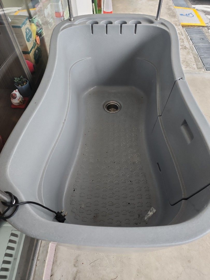 Grooming hydraulic bathtub, Pet Supplies, Health & Grooming on Carousell