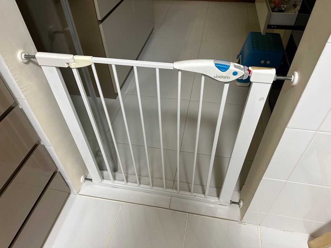 Lindam easy fit plus deluxe gate baby gate, Babies & Kids, Baby Nursery