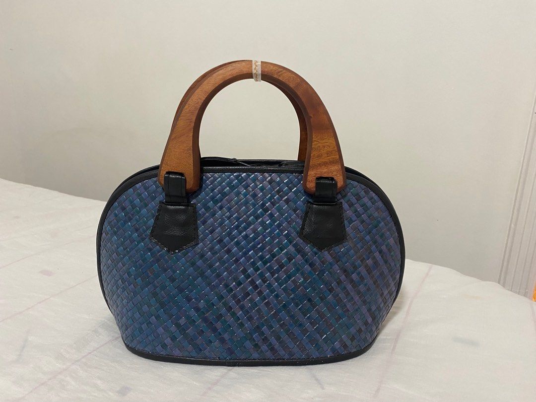 Locally Made Handbag (Category: Purses & Pouches) located in Paranaque City. Submitted by buttonbabies (Listing ID 1223437904, Image 2). Description: Never been used. Approximate Measurements Height 8.5in Length at base 11.5in Length at mid 12in Shipping via Lalamove only.