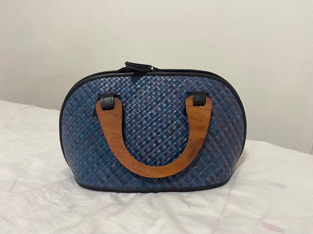 Locally Made Handbag (Category: Purses & Pouches) located in Paranaque City. Submitted by buttonbabies (Listing ID 1223437904, Image 1). Description: Never been used. Approximate Measurements Height 8.5in Length at base 11.5in Length at mid 12in Shipping via Lalamove only.
