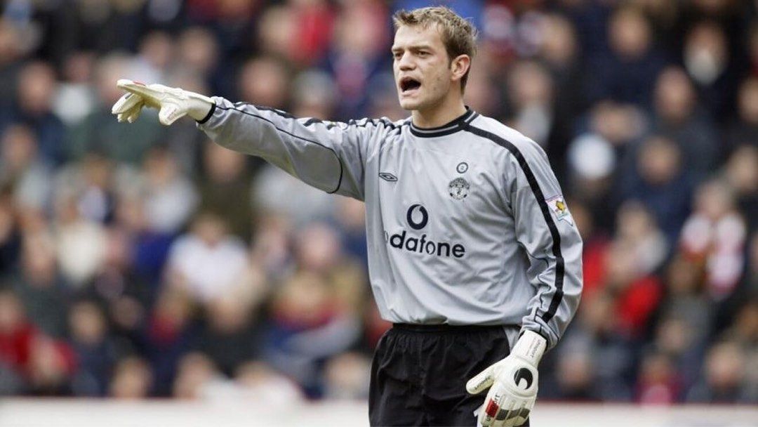 Man utd home goalkeeper kit sale