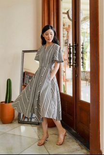 MAVEN Pliee Dress In Black Forest