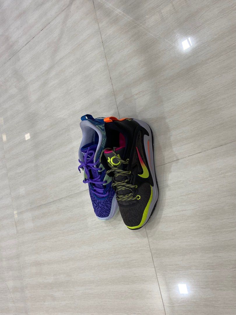 kd mismatched shoes