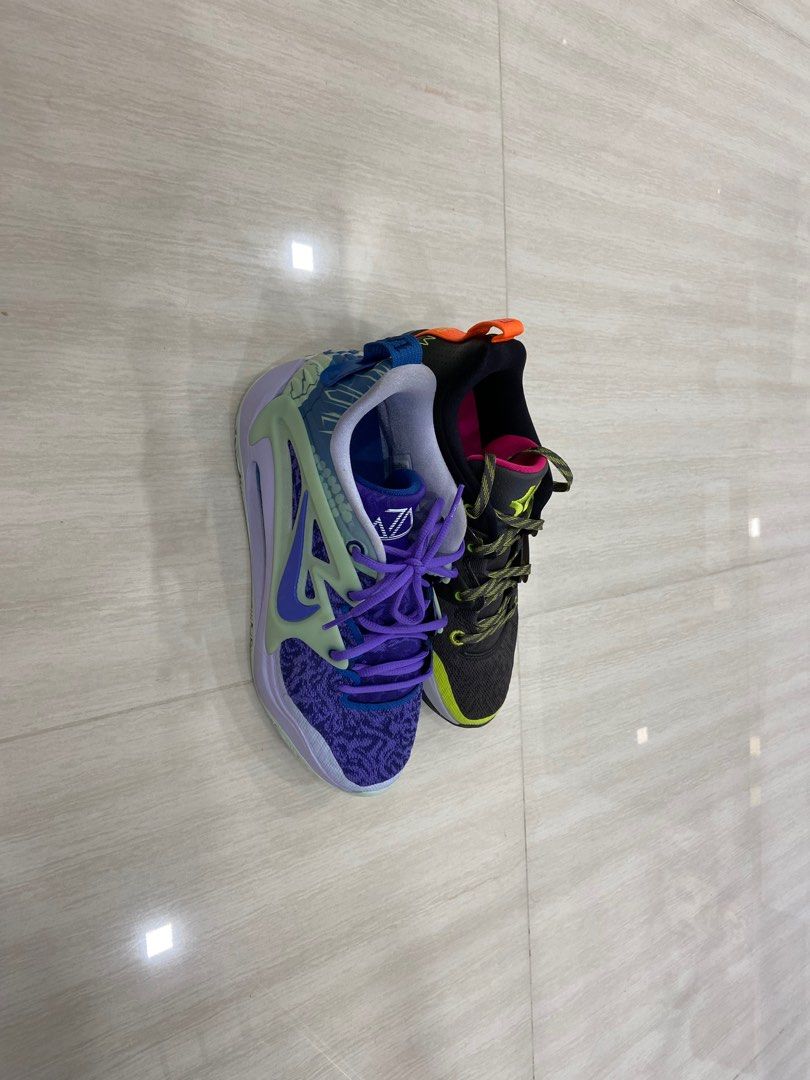 kd mismatched shoes