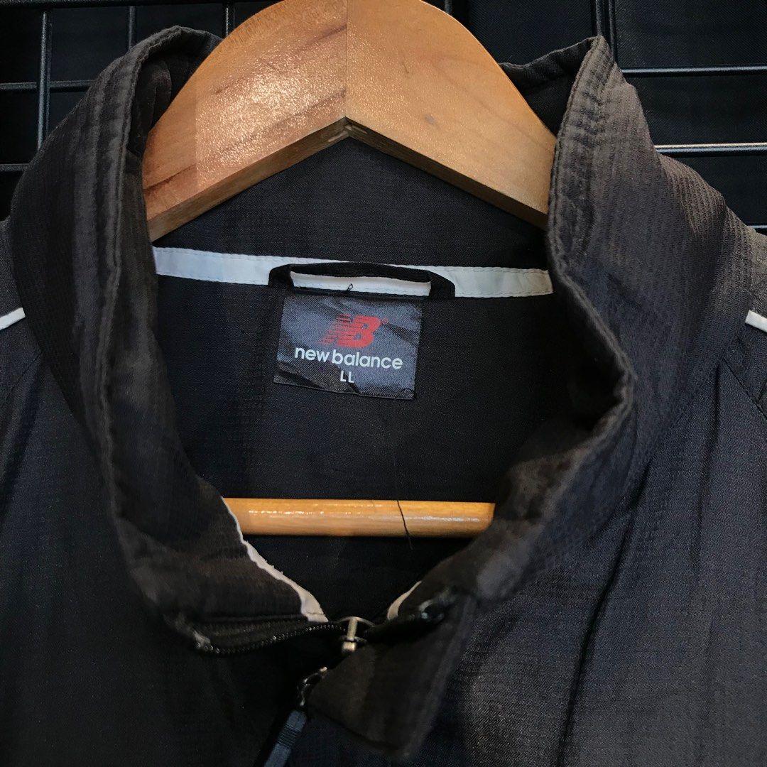 New balance black windbreaker LL 850 pesos